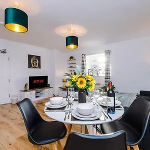  Apartment Attractive 2-bed Centre In By 53 Degrees Property, Ideal For Groups & Professionals - Sleeps 5